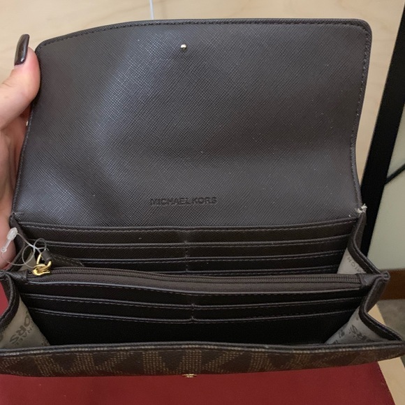 Micheal Kors wallet - Picture 4 of 4